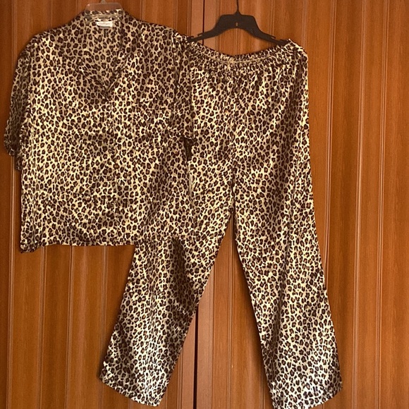 Kathryn Animal Print Satin Pajama 2 Pieces Size L Short Sleeve Long Pant - Picture 3 of 11